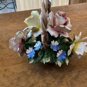 Nuova Capodimonte ceramiche porcellane made in Italy, basket of flowers.